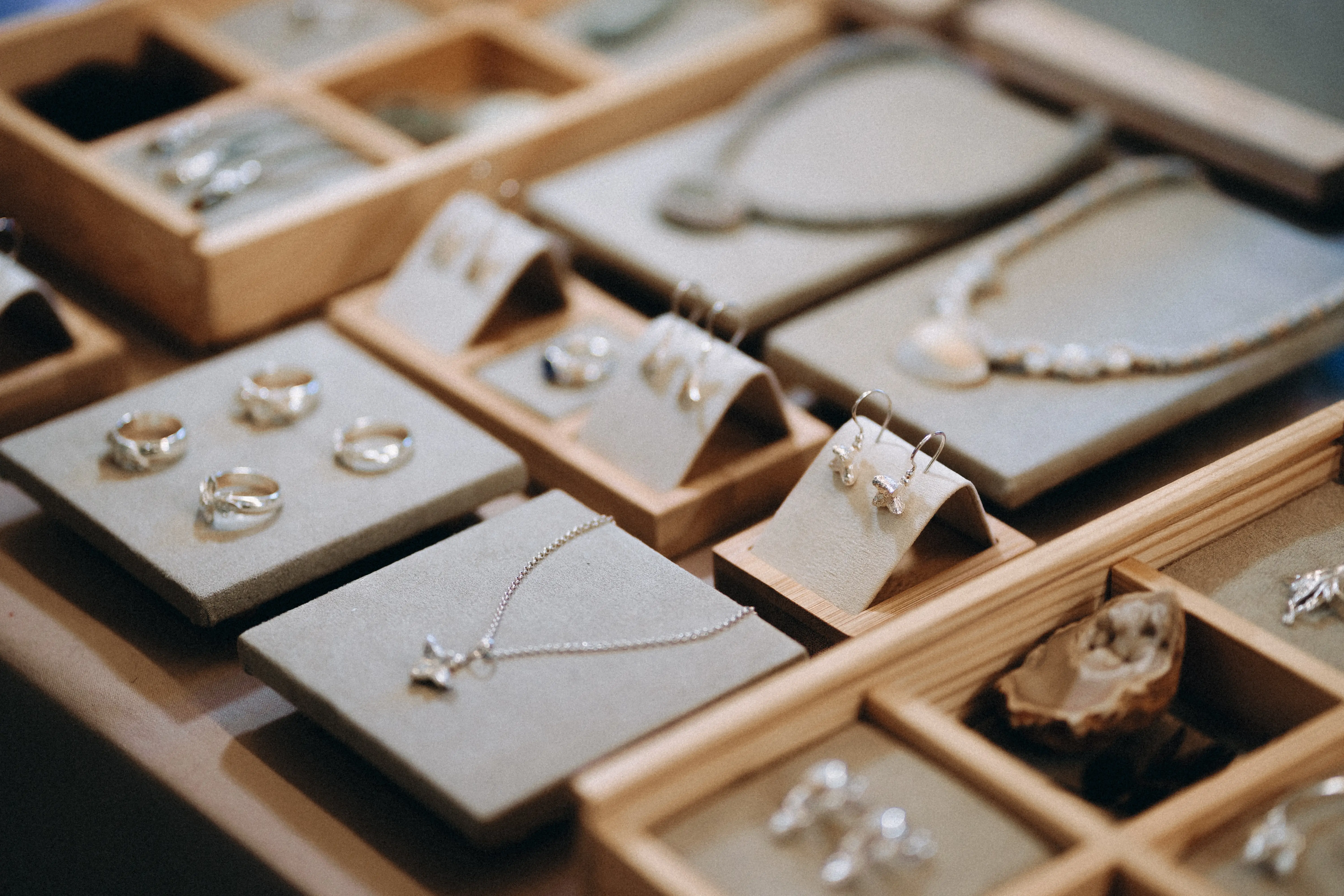 28–29 марта в особняке ODMO пройдёт AUROyou — камерный маркет авторских украшений