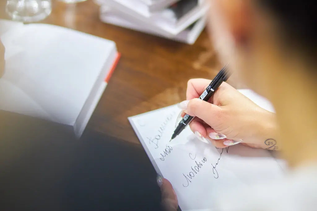 «Счастье не надо заслуживать»: многодетная мама написала книгу о праве женщин не быть идеальными