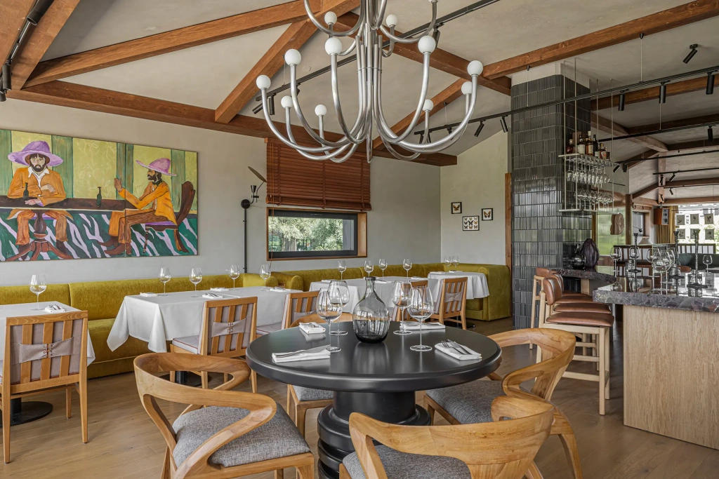 В Eno Bistro убеждены: мир пузырьков гораздо шире шампанского и кремана. 