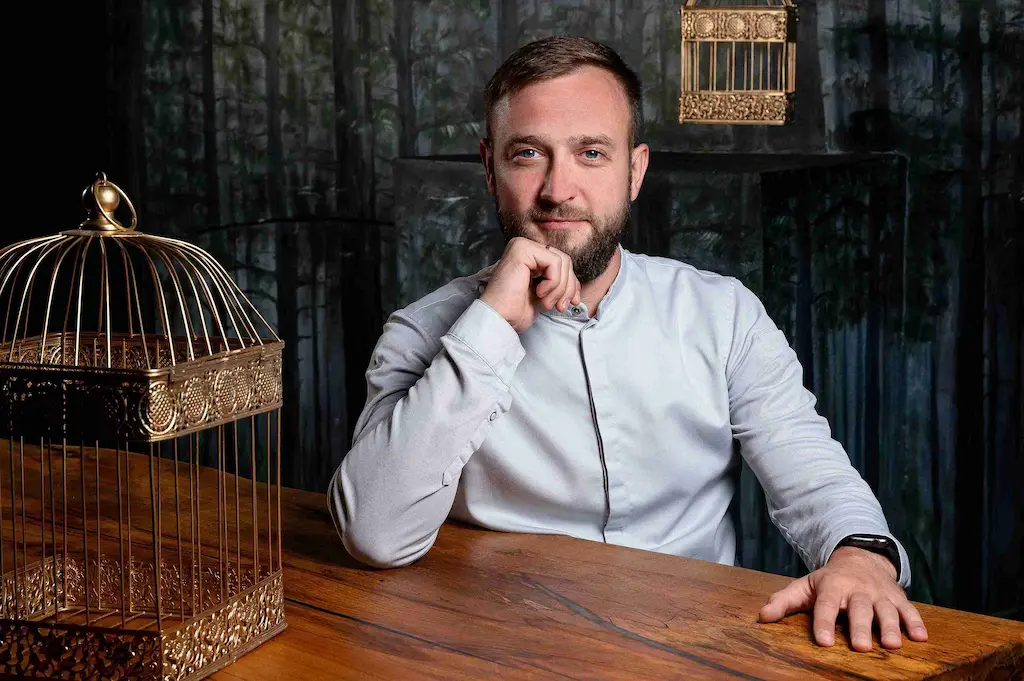 Стоит отметить сильное гастрономическое сопровождение – за кухню здесь отвечает молодой шеф Дмитрий Калюжный.