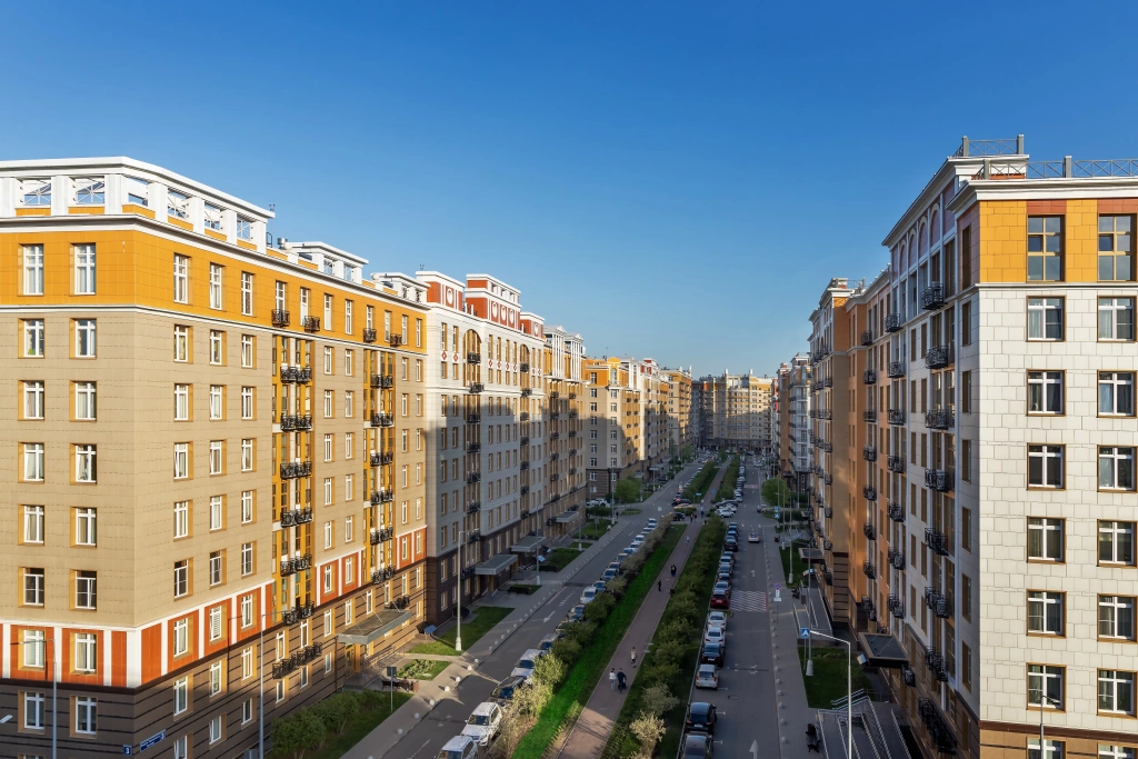 Порядка 2,5 тыс. кв. м. коммерческих площадей займут сетевой супермаркет, ветеринарная клиника, аптека, косметология, барбершоп, клубный бар, кафе-пекарня, магазины и сервисные службы.