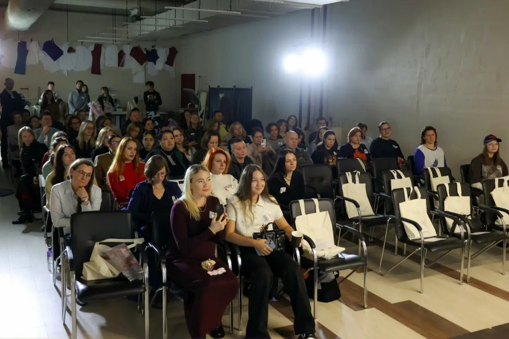 Участники знакомились с командой и историей Артели, смотрели, как устроен клубный дом изнутри, пробовали оборудование, участвовали в мастер-классах и рабочих кругах.