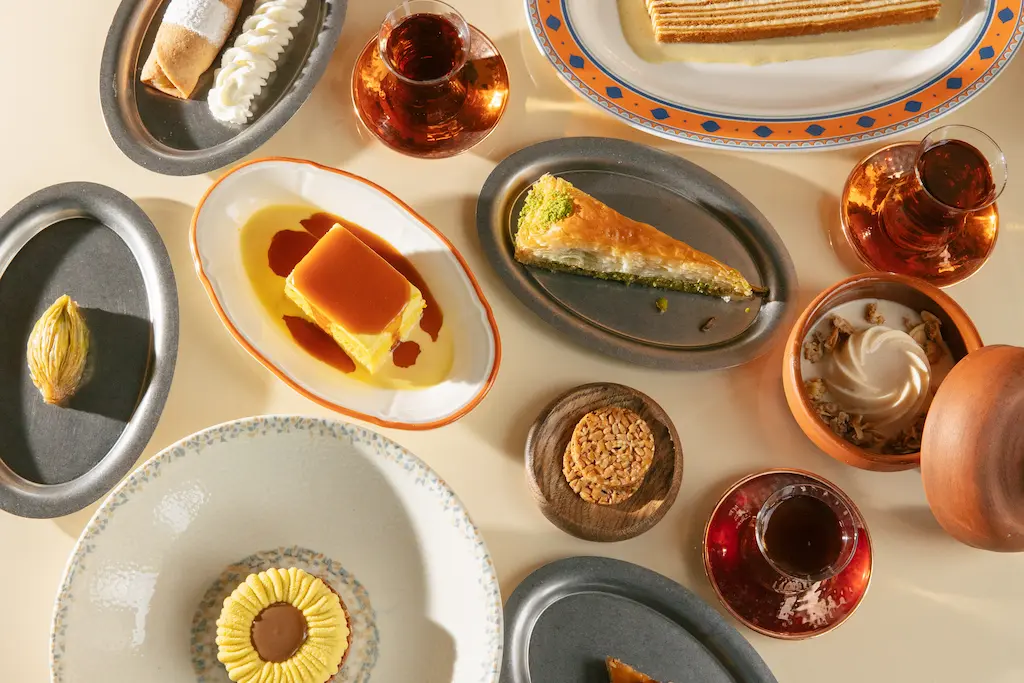 Тюркская кухня в формате дайнера с акцентом на восточные сладости. Folk Team представляет свой шестой проект Тюрки Diner