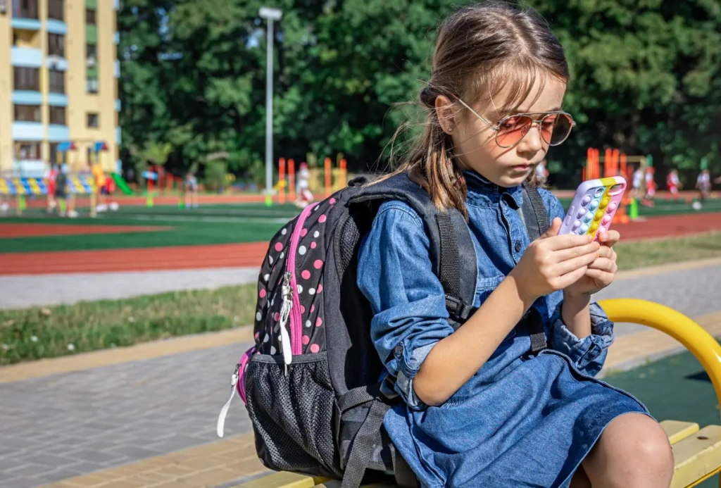 Смартфон стал частью повседневной жизни детей, и полностью исключить его невозможно