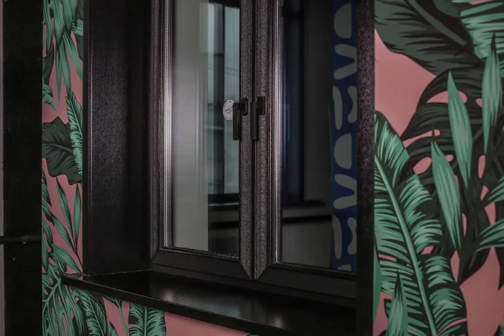 Почти половина россиян готовы купить квартиру с цветными окнами