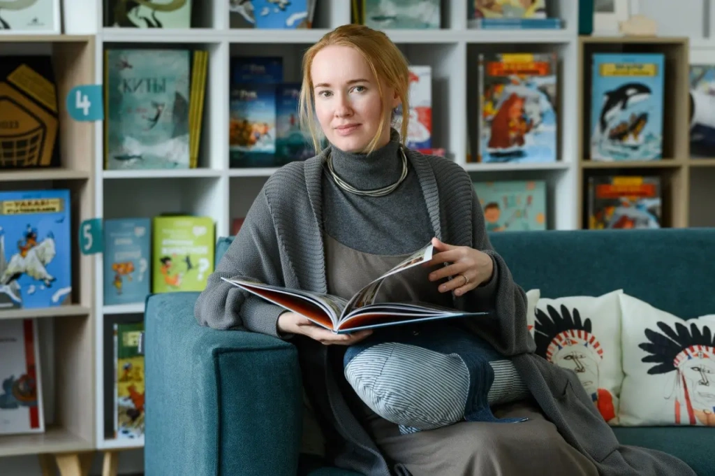 Бумажная книга – это один из лучших вариантов для того, чтобы переключить его внимание. 