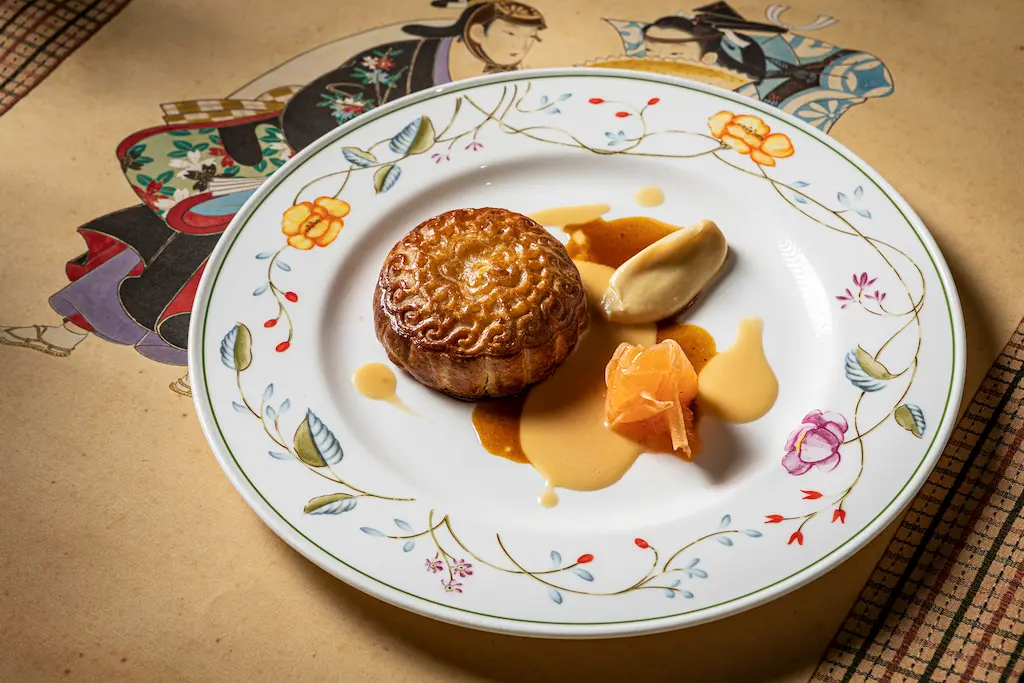 Каждая подача сета представлена фигуркой-оригами, собранной руками самой Арины: от простой рыбы до изящной фиалки и филигранного кленового листа