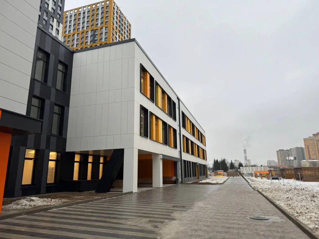 Образовательный комплекс построен по адресу: городской округ Красногорск, дом 3. Общая площадь трехэтажного сооружения составляет порядка 7 тыс. кв. м.