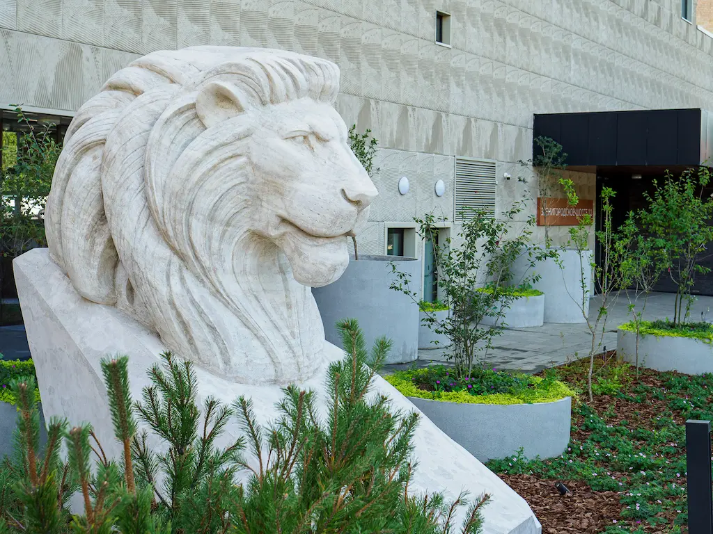 Скульптура льва стала центральным элементом благоустройства премиального дома на Пресне