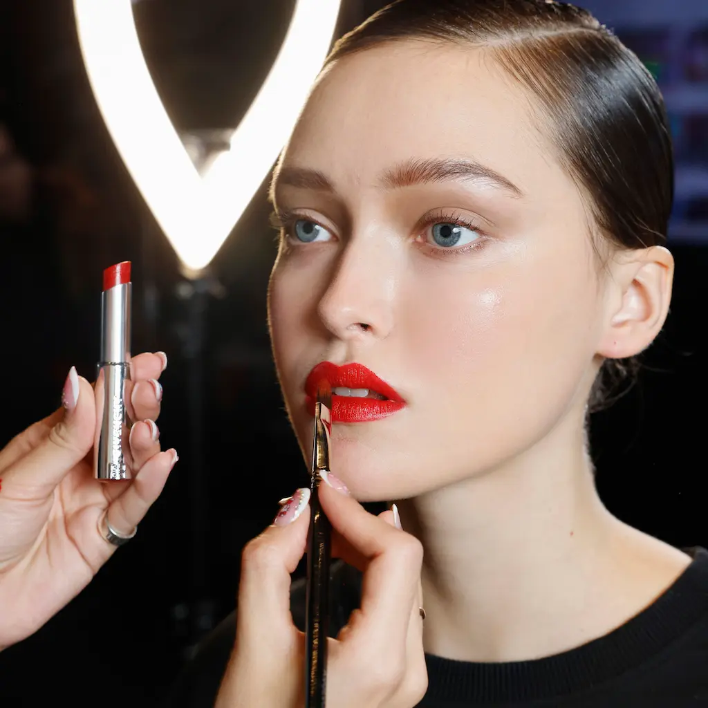 Бьюти-образы моделей на показе YANINA Couture FW’2025/26 – стайлинг от стилистов KEVIN.MURPHY и макияж от визажистов ИЛЬ ДЕ БОТЭ Бьюти-образы моделей на показе YANINA Couture FW’2025/26 – стайлинг от стилистов KEVIN.MURPHY и макияж от визажистов ИЛЬ ДЕ БОТЭ