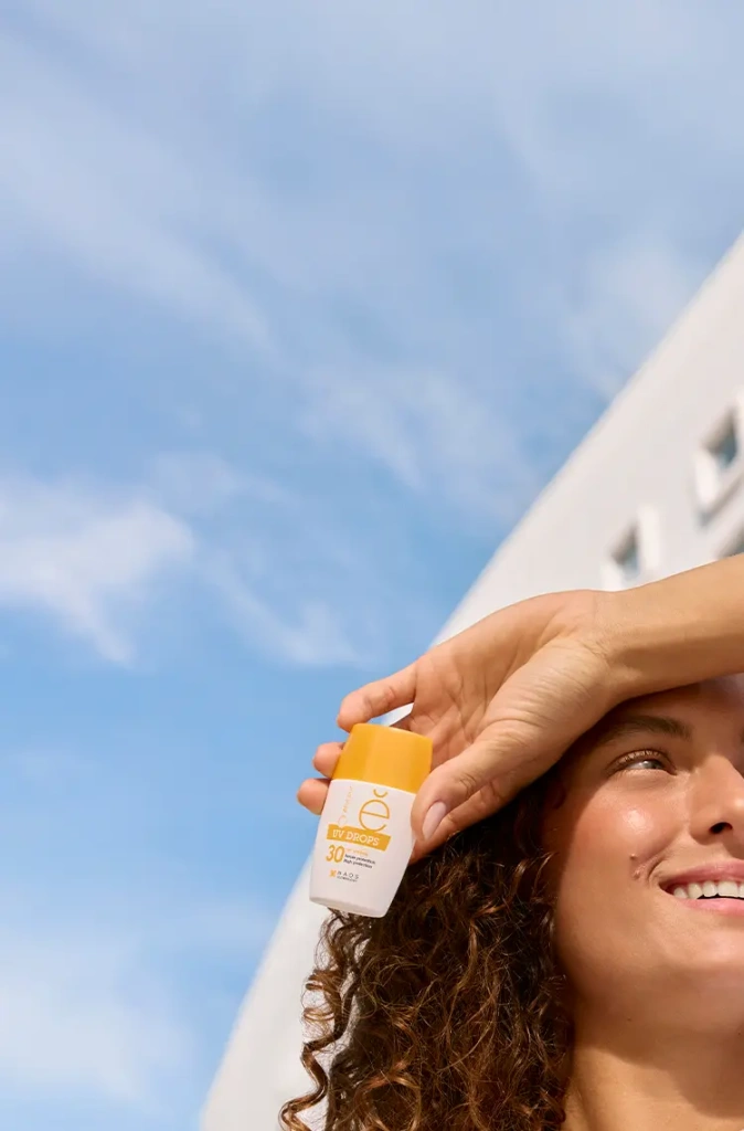 Минималистичная формула обеспечивает кожу только необходимыми элементами, при этом сохраняя оптимальный уровень защиты от солнца. 