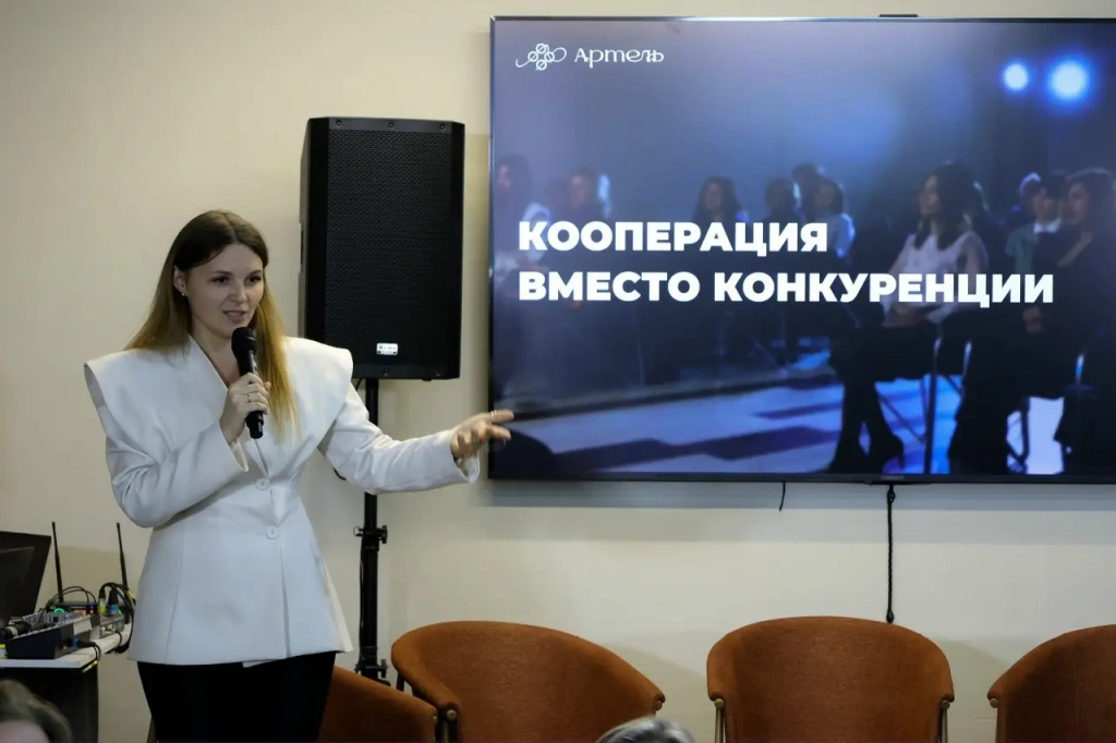 Участники знакомились с командой и историей Артели, смотрели, как устроен клубный дом изнутри, пробовали оборудование, участвовали в мастер-классах и рабочих кругах.