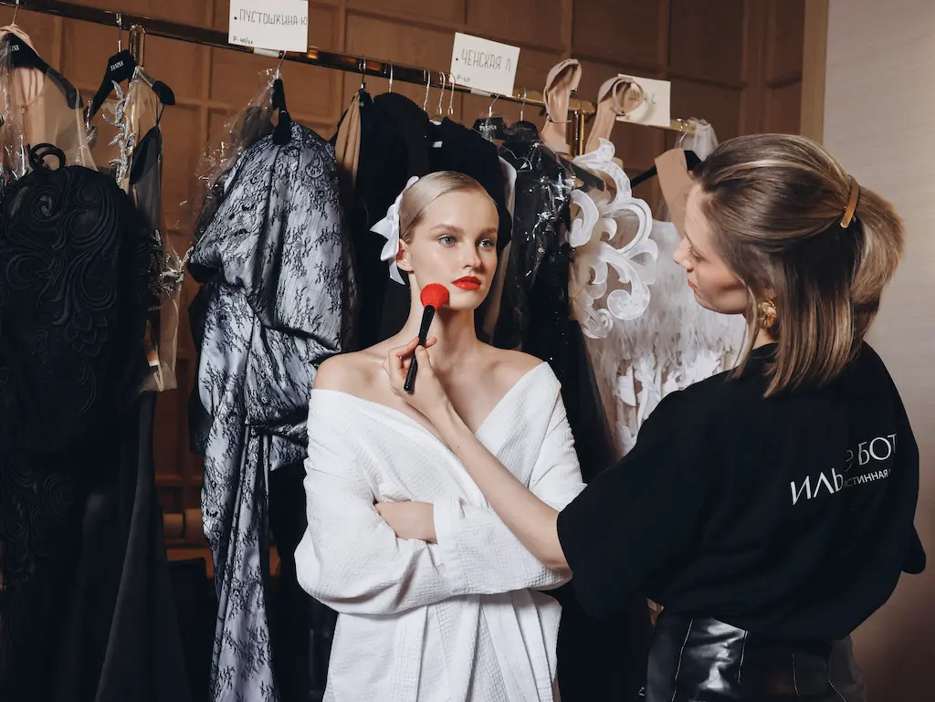 Бьюти-образы моделей на показе YANINA Couture FW’2025/26 – стайлинг от стилистов KEVIN.MURPHY и макияж от визажистов ИЛЬ ДЕ БОТЭ Бьюти-образы моделей на показе YANINA Couture FW’2025/26 – стайлинг от стилистов KEVIN.MURPHY и макияж от визажистов ИЛЬ ДЕ БОТЭ