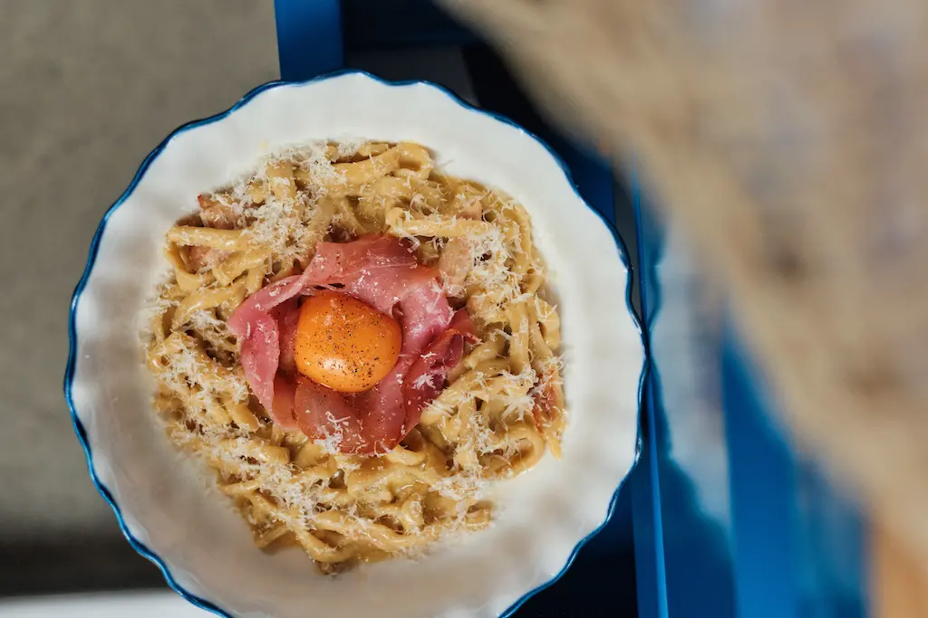 Винегрет с анчоусами, возвращение «хитовой» карбонары и профитроли, которые украдут ваше сердце — обновление меню в Anchovy’s Club