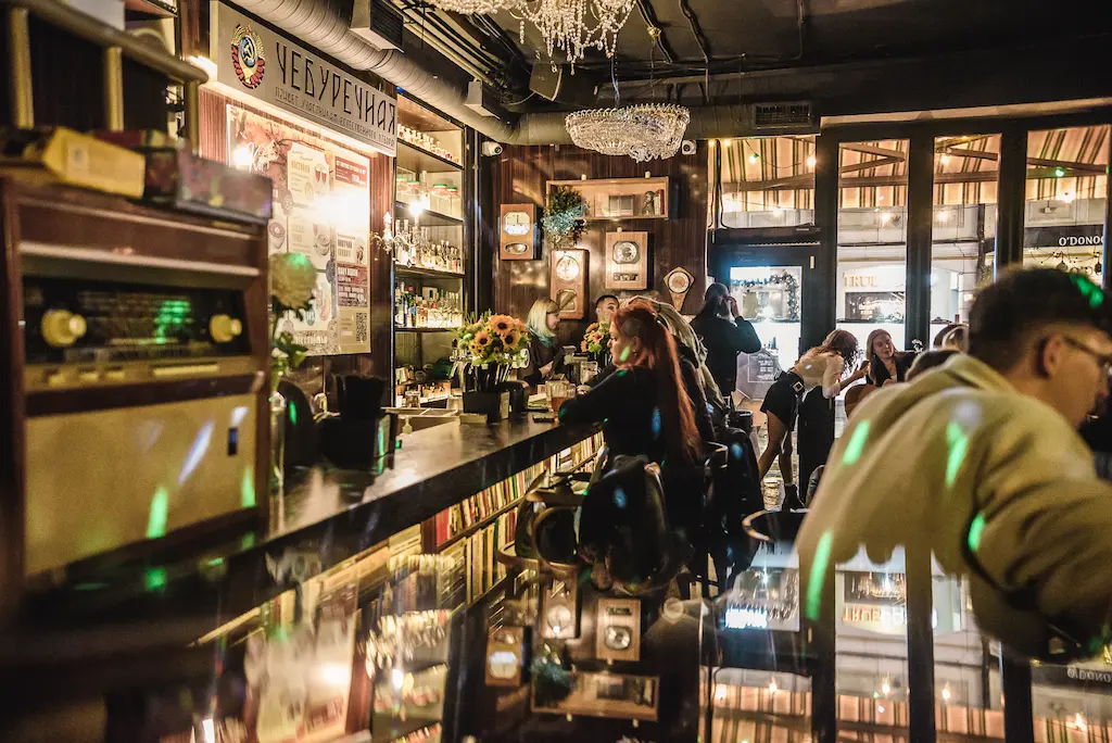 Квартирники на Пятницкой: четверговые посиделки с песнями под гитару в «Курорте»