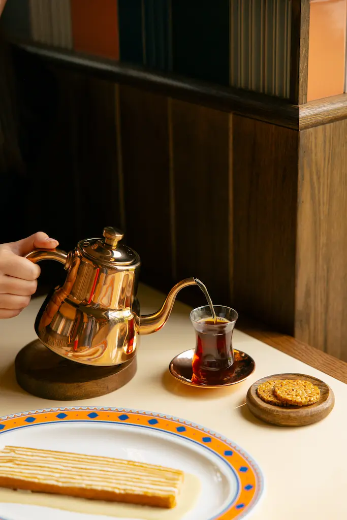 Тюркская кухня в формате дайнера с акцентом на восточные сладости. Folk Team представляет свой шестой проект Тюрки Diner