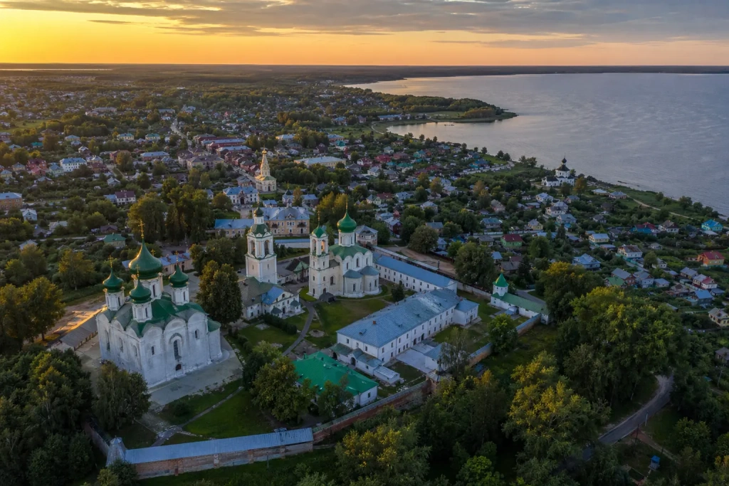 Переславль-Залесский является одним из ключевых городов Золотого кольца России и расположен в Ярославской области, примерно в 140–150 км от Москвы.