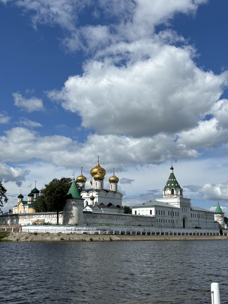 Свято-Троицкий Ипатьевский монастырь. Город Кострома Свято-Троицкий Ипатьевский монастырь. Город Кострома